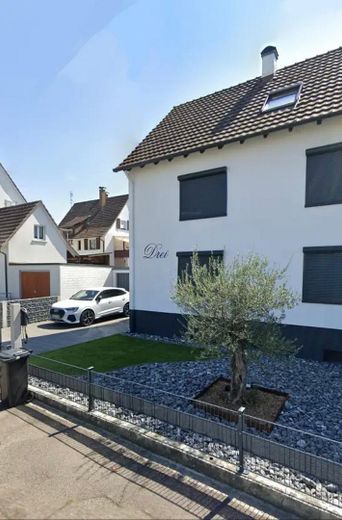 Haus mit Parkplatz Ansicht Str
