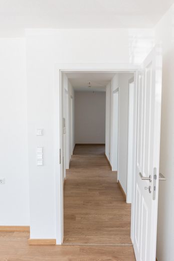 Besondere Maisonette-Wohnung (5,5 Zimmer) mit Balkon, EBK und Stellplatz – Flur OG