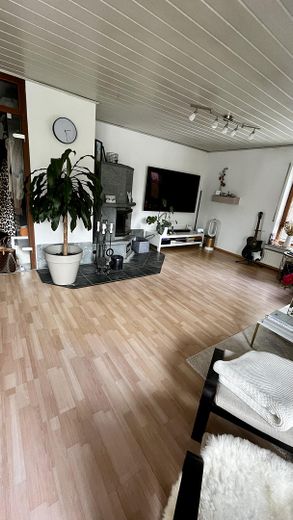Lichtdurchflutete 3,5-Zimmer-Dachgeschosswohnung mit Balkon, Wärmepumpe und PV-Anlage – Wohnzimmer