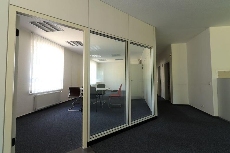 Modern commercial unit / office space for rent in a well-maintained location – Photo 9