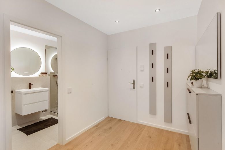 Erstbezug nach Kernsanierung: Exklusive Designerwohnung mit EBK, Balkon & TG-Stellplatz – Flur