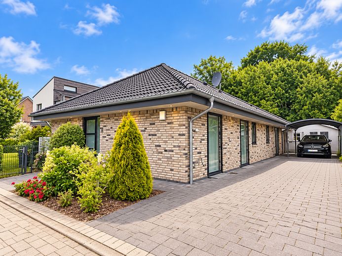 Nowoczesny bungalow KfW-40 – 125 m² powierzchni mieszkalnej, działka 811 m² i duży ogród – Aussenansicht