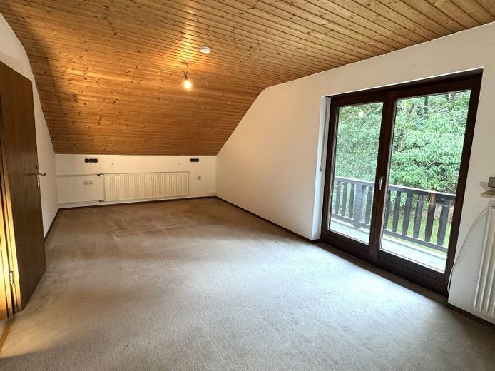 Geniş arsada kırma çatılı villa – Wohnraum im Dachgeschoss