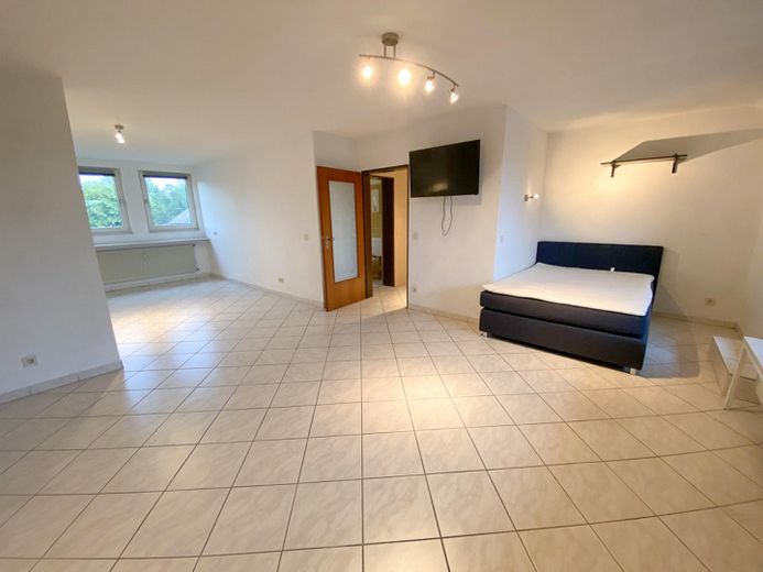 Prachtig appartement op de zolderverdieping met grote loggia, parkeerplaats in rustige ligging en ca. 6 % rendement – Wohn- Schlafbereich