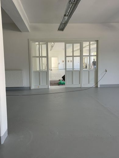 Freshly renovated! 885m² Elegant & Attractive commission-free commercial space in Winsen (Luhe) – Zwischentür der Hallen