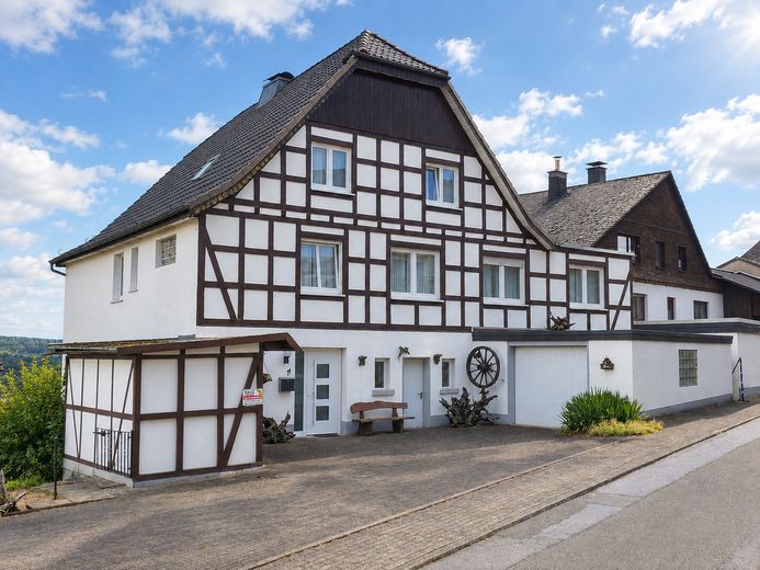 Mehrfamilienhaus mit Südlage und traumhaftem Ausblick – Haus Vorderansicht Links