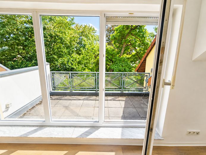 Schöne, renovierte 1-Zimmer Wohnung in zentraler, ruhiger Lage – Balkon und Außen