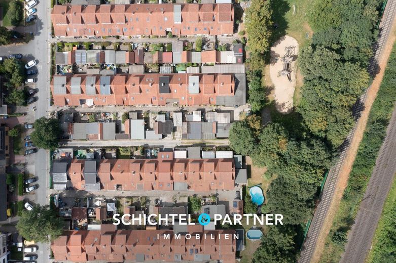 Oslebshausen | Renovierungsbedürftiges Reihenhaus mit Garten- und Hoffläche – S&amp;P | Vogelperspektive