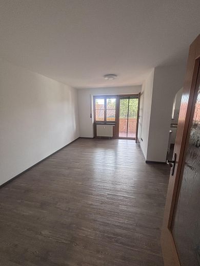 Charmante 2-Zimmer-Wohnung mit Balkon, Stellplatz und Einbauküche – Erstbezug nach Renovierung – Blick in den Wohn-Essbereich