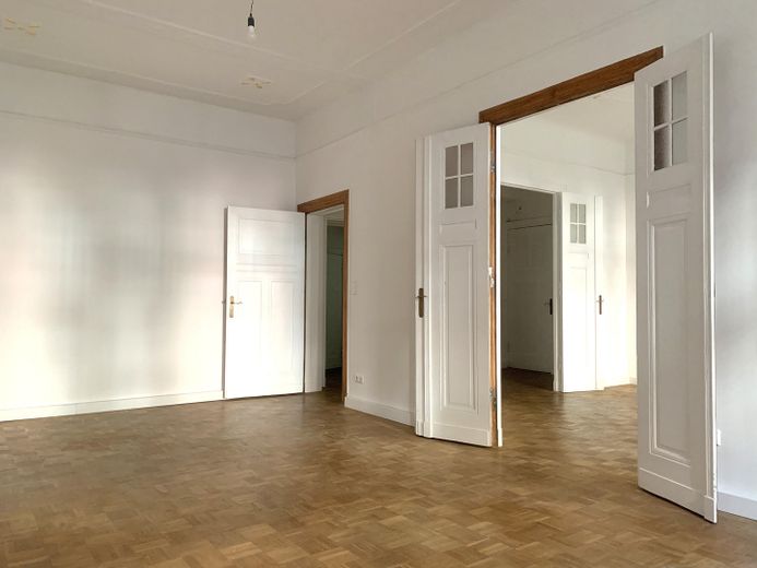 Gründerzeitwohnung in ruhiger KuDamm Seitenstraße – Wohnzimmer