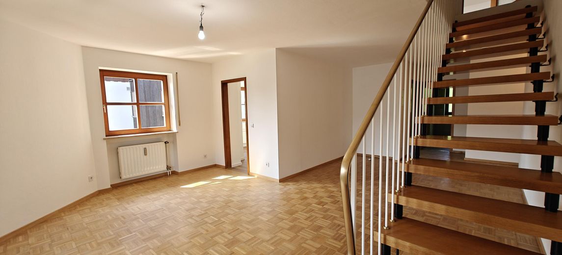 Frisch renovierte lichtdurchflutete 4-Zimmer Maisonette Wohnung mit großem Balkon und TG Stellplatz – Wohnzimmer