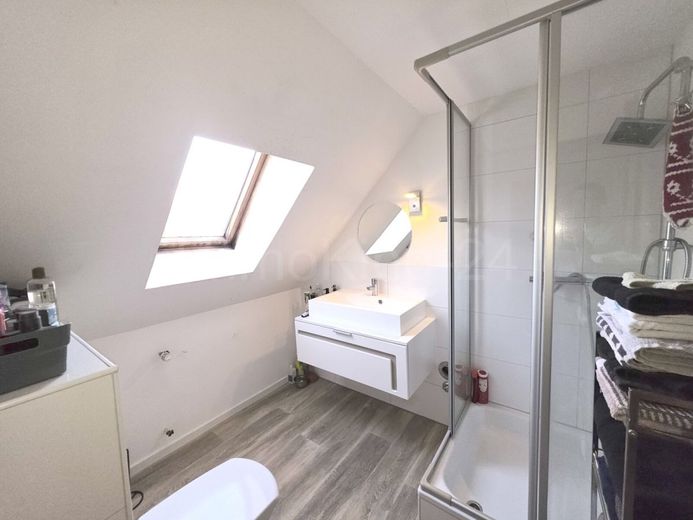 ++ MODERNISIERTES EINFAMILIENHAUS + SONNENTERRASSE + 2 GARAGEN IN RUHIGER LAGE!! ++ – BADEZIMMMER DACHGESCHOSS