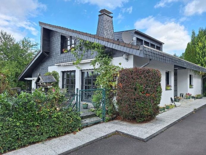 WINDECK - Individuelles Einfamilienhaus mit Einliegerwohnung in ruhiger Ortsrandlage – Foto 1