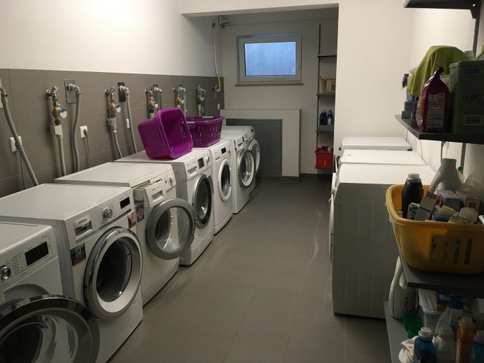 Appartement moderne de 3 pièces avec prestations haut de gamme, balcon et deux carports – Waschraum