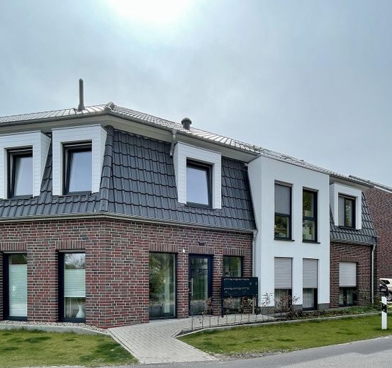 Modern 3-room apartment with 2 bathrooms and underground parking space – Ansicht Haus