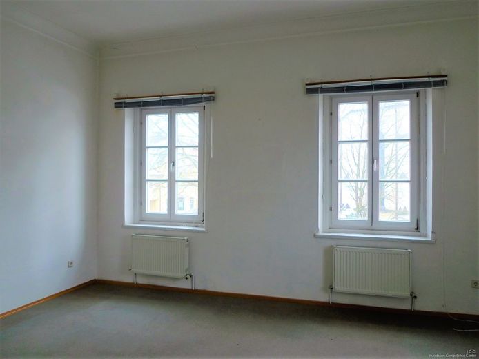 Historisches Sakralgebäude - Mädchenschule
bis zu 10 Wohnungen oder Apartments möglich
Stadthaus in Herzen von Rotthalmünster – Der Blick in eines der Zimmer