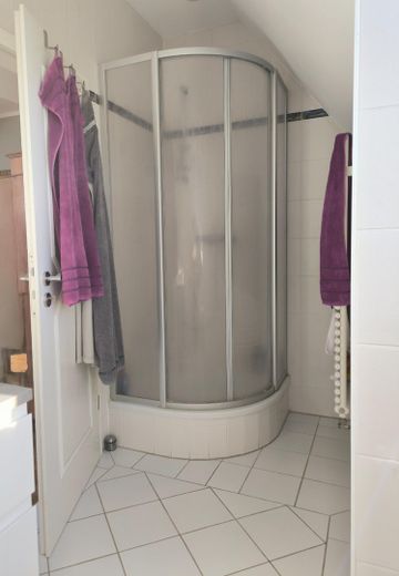 Dusche im Badezimmer