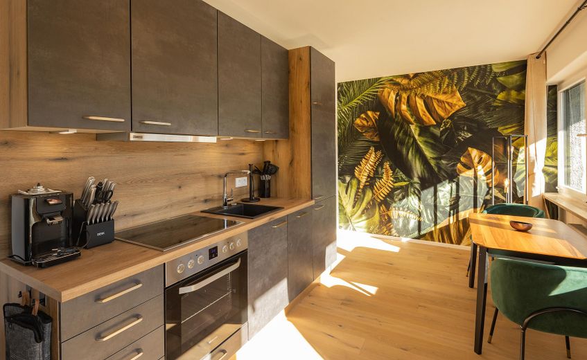 Wunderschöne City Wohnung im Zentrum von Dachau mit Blick auf den Schlosspark! Vollständig möbliert. – Küche 