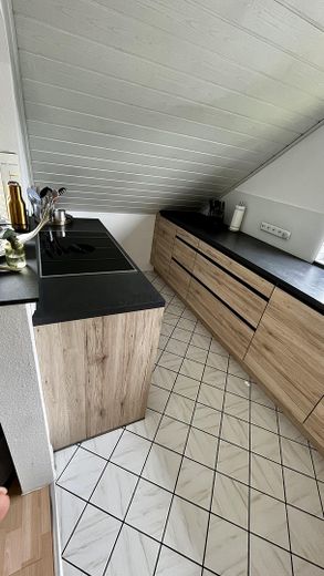 Lichtdurchflutete 3,5-Zimmer-Dachgeschosswohnung mit Balkon, Wärmepumpe und PV-Anlage – Küche