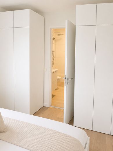 Prenzlauer Berg - tolles liebevoll eingerichtetes Apartment mit Tiefgarage – Kleiderschränke