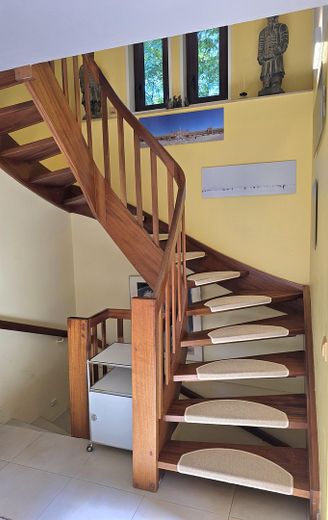 Freistehendes Einfamilienhaus mit Südgarten in ruhiger Lage von Hamburg-Volksdorf – Treppe ins Dachgeschoss
