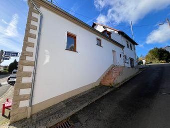 Dachgeschosswohnung mit Balkon und neu saniertem Badezimmer – Seitenansicht vom Bergweg aus