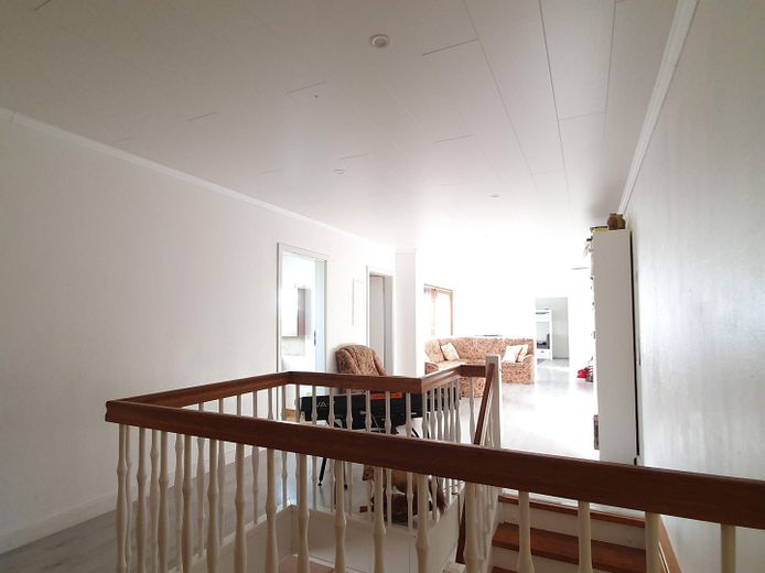 Großzügiges Haus mit großem Grundstück – Flur oben