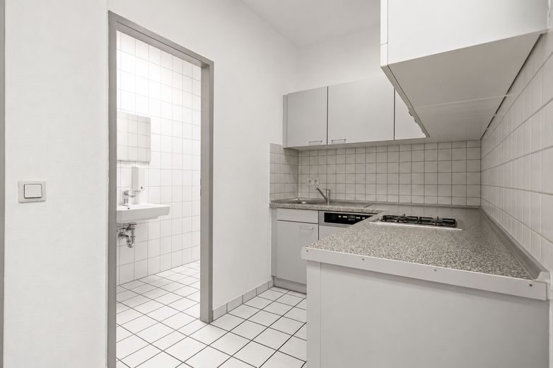 Amplia superficie de oficinas y comercial en Merseburg - ¡aprox. 834 m² divisible en alquiler! – Küche EG