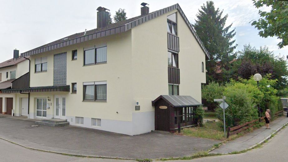 Zentrumsnah: Wohnhaus mit Galerie/Atelier, Einlieger-App.  & traumh. Naturgarten (834 qm) – Haus mit Atelier Eingang