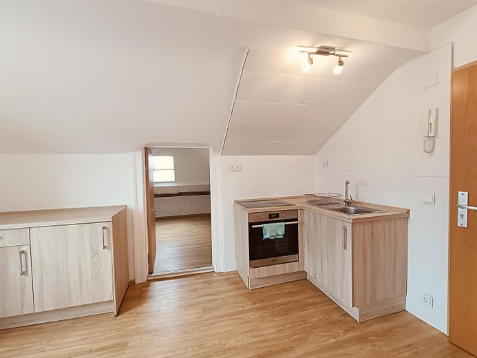 Küche mit Blick auf Nebenraum