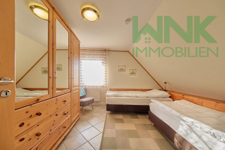Ruhige Maisonettewohnung mit Balkon 
in Deichnähe – Schlafzimmer