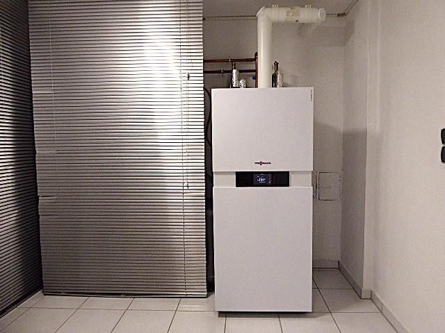 Skrajny dom szeregowy w architekturze split-level, wszystko oprócz zwyczajności! – Gas-Brennwerttherme