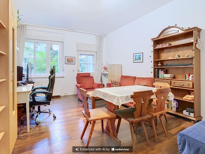 Balcone esposto a sud affacciato sul verde, ottima disposizione, bagno con vasca, cucina abitabile, completamente arredato – Wohnzimmer zum Hof