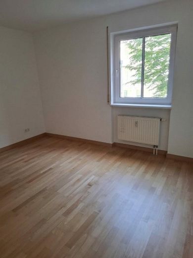 „Your morning coffee with river view – 3 rooms, loggia & unobstructed water location in Leipzig Plagwitz“ – Schlafzimmer, ruhiger Innenhof