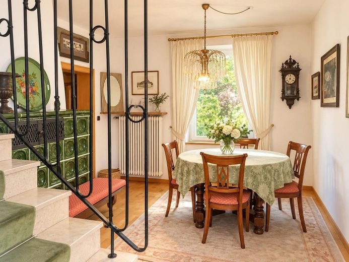 Casa unifamiliare indipendente in posizione idilliaca – Esszimmer mit Kachelofen