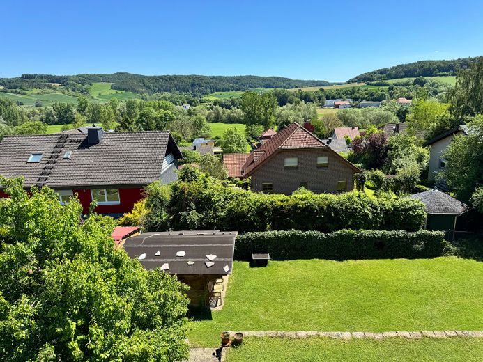 Casa d’architetto straordinaria con galleria e tecnologia energetica sostenibile in posizione soleggiata – Blick vom Balkon