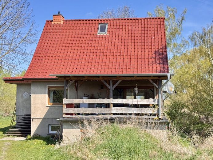 HORN IMMOBILIEN ++ gemütliches Zuhause mit großem Grundstück – Hausansicht