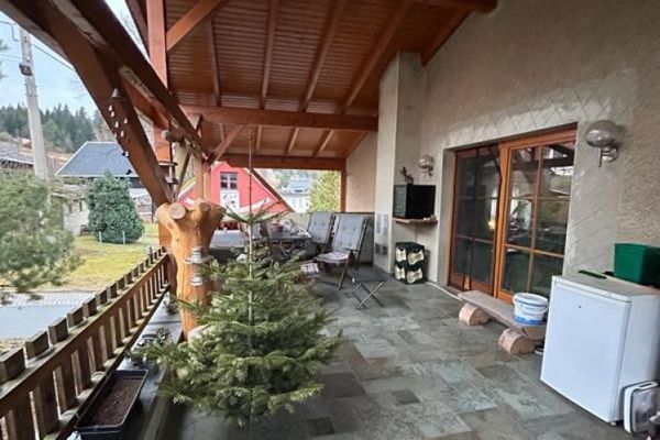Objekt-Nr.: 2625 - casa plurifamiliare demolita internamente (in precedenza locanda / pensione - 600 m²) con bellissimo appartamento ristrutturato (105 m²) nell'ampliamento con camino, terrazza e grande terreno ad Auerbach
