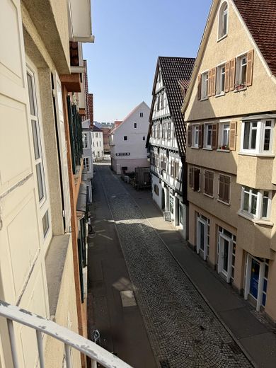 Provisionsfrei: Helle 2-Zi.-Wohnung mit Balkon in der Reutlinger Altstadt – neues Bad, Fernwärme – Zentrale, aber ruhige Lage