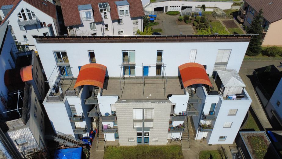 Zentral gelegene 4-Zimmer Maisonettewohnung mit 70m² Dachterrasse und Tiefgaragenstellplatz – Aussenansicht