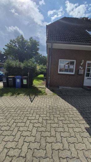 Casa a schiera di testa ben tenuta con giardino recintato e posto auto coperto – Aussen Ansicht 