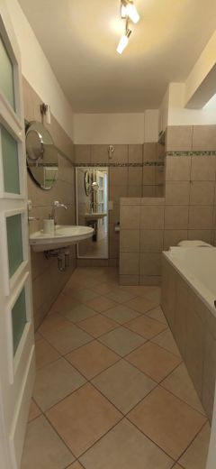 Blick in's Bad mit Wanne u. WC