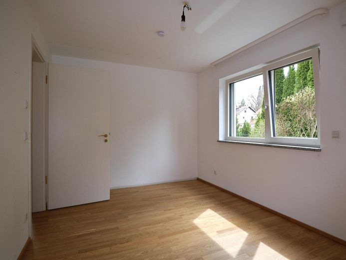 *PROVISIONSFREI* Hochwertige Erdgeschoss-Terrassenwohnung in Bestlage Maxhofstraße - Fürstenried – Behagliches Schlafzimmer