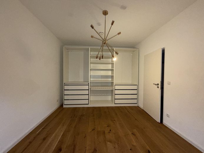 Appartement moderne de 2 pièces dans l’Ostend de Francfort, près de la BCE, avec cuisine équipée et balcon – Schlafzimmer 