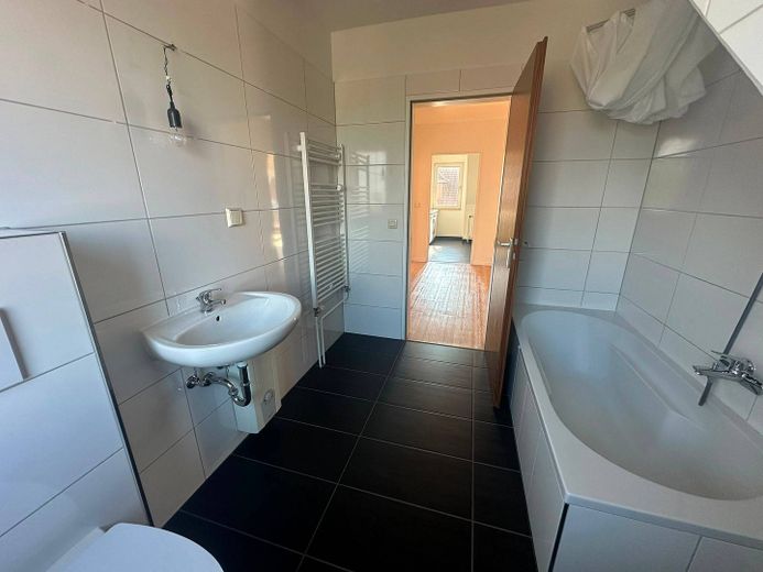 Renovierte 3-Zimmer-Dachgeschosswohnung mit BALKON und EBK – Ansicht II: Badezimmer