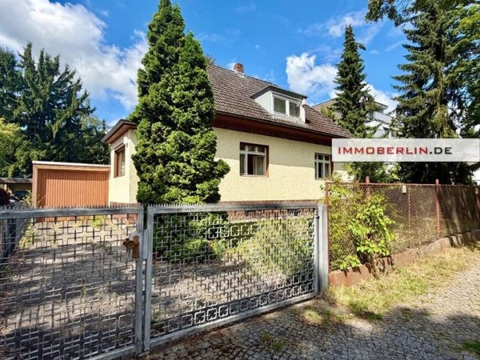 IMMOBERLIN.DE - Schönes sanierungsbedürftiges Ein-/Zweifamilienhaus mit Südwestgarten – Foto 1