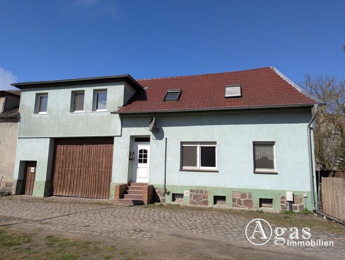 Einfamilienhaus mit Nebengebäuden auf großzügigem Grundstück – Hausansicht
