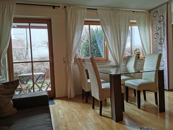 Bannewitz - voll möblierte Zwei-Raum-Wohnung – Wohnzimmer/Essplatz