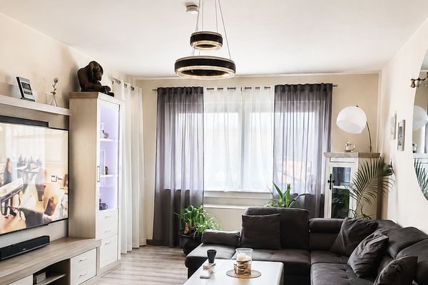 Modernisierte helle 2,5 Zimmer Wohnung mit Balkon