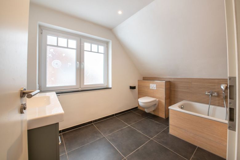 1-Fam. Haus in Harrislee inkl. tollem Grundriss, EBK &amp; Fernwärme – DG Badezimmer inkl. FB-Heizung 1